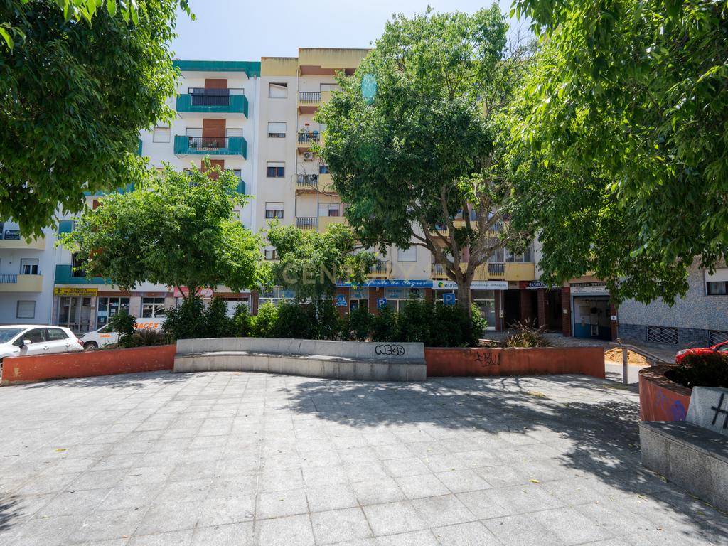Apartamento T2 renovado em Portimão com varanda, 2 casas de banho e marquise espaçosa - Image 21