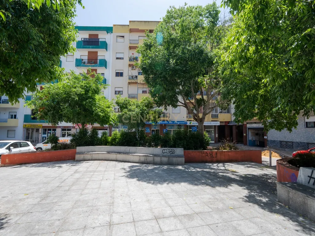 Apartamento T2 renovado em Portimão com varanda, 2 casas de banho e marquise espaçosa - Image 21