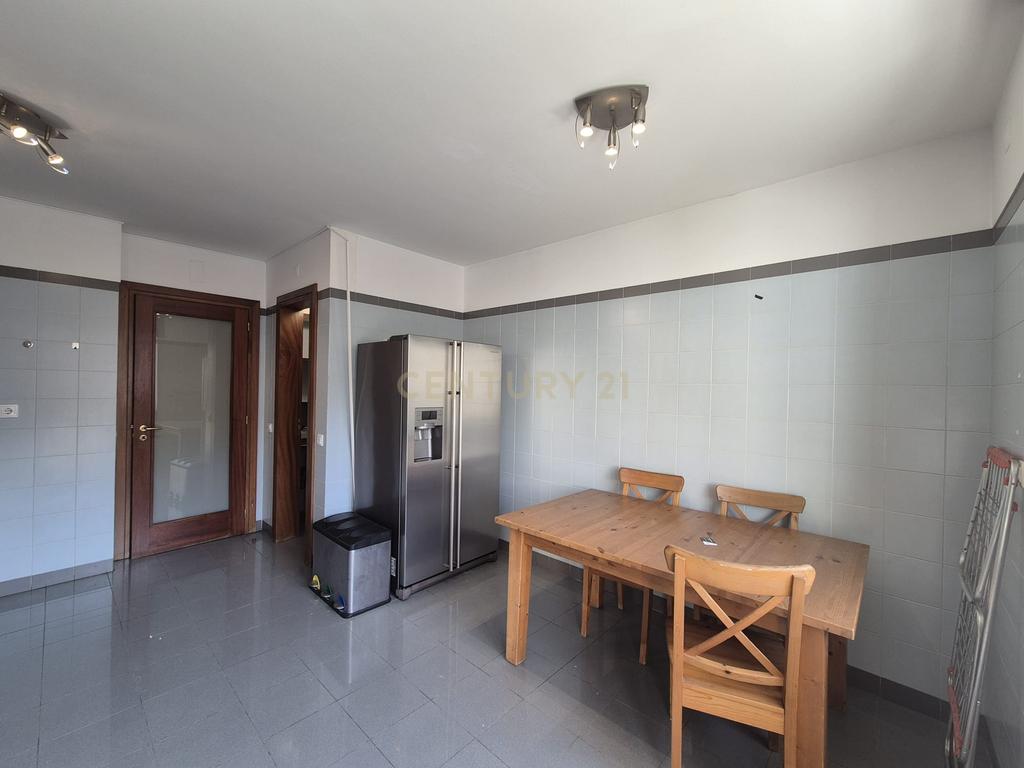 Espaçoso Apartamento T4 no Parque das Nações, Lisboa, com Garagem - Image 14