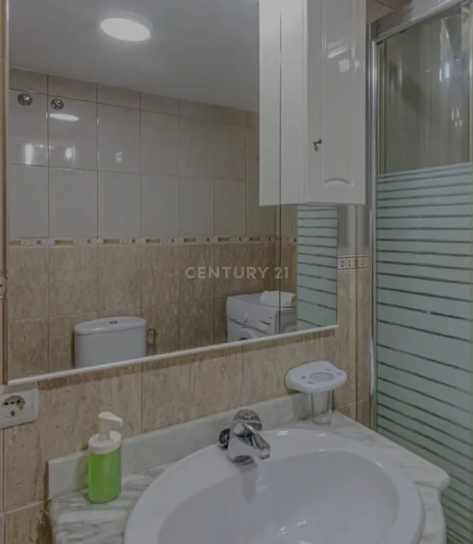 Apartamento T1 em Málaga com Vista e Acesso a Piscina - Image 2