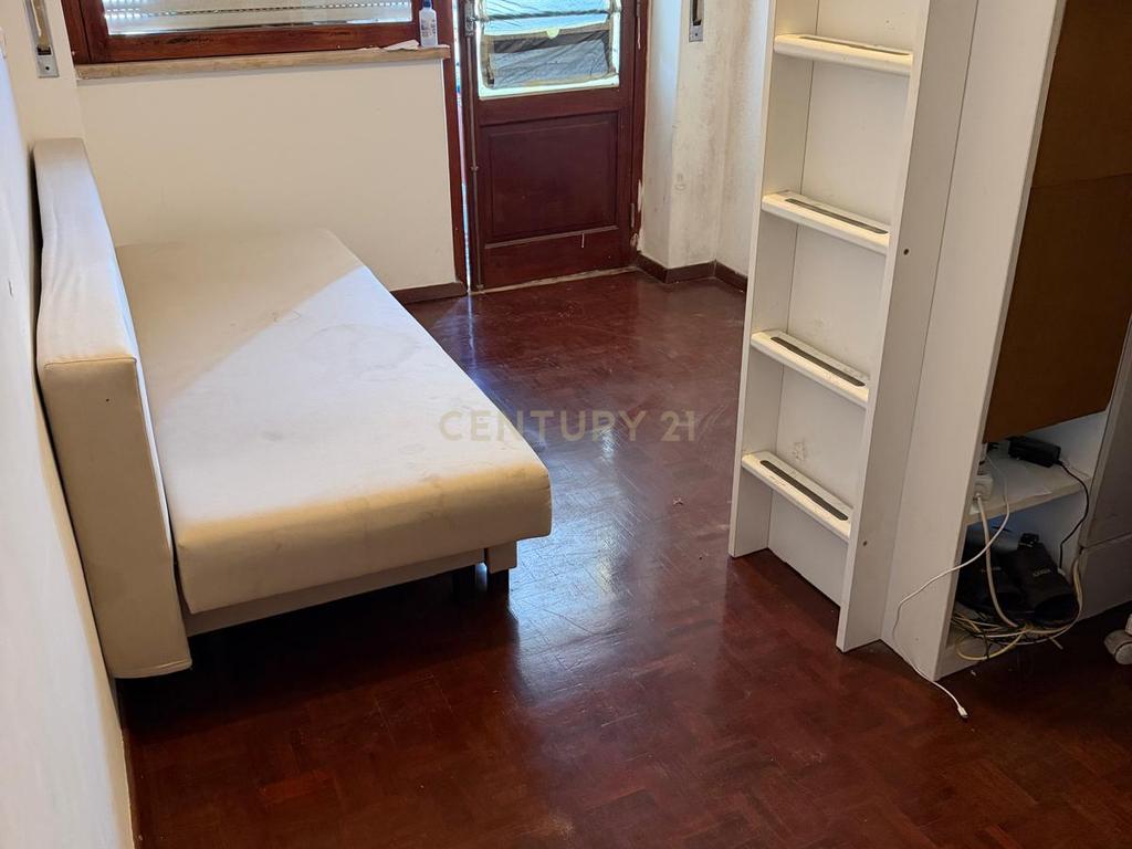 Apartamento T1 com Terraço de 125 m² no Centro do Barreiro - Image 6