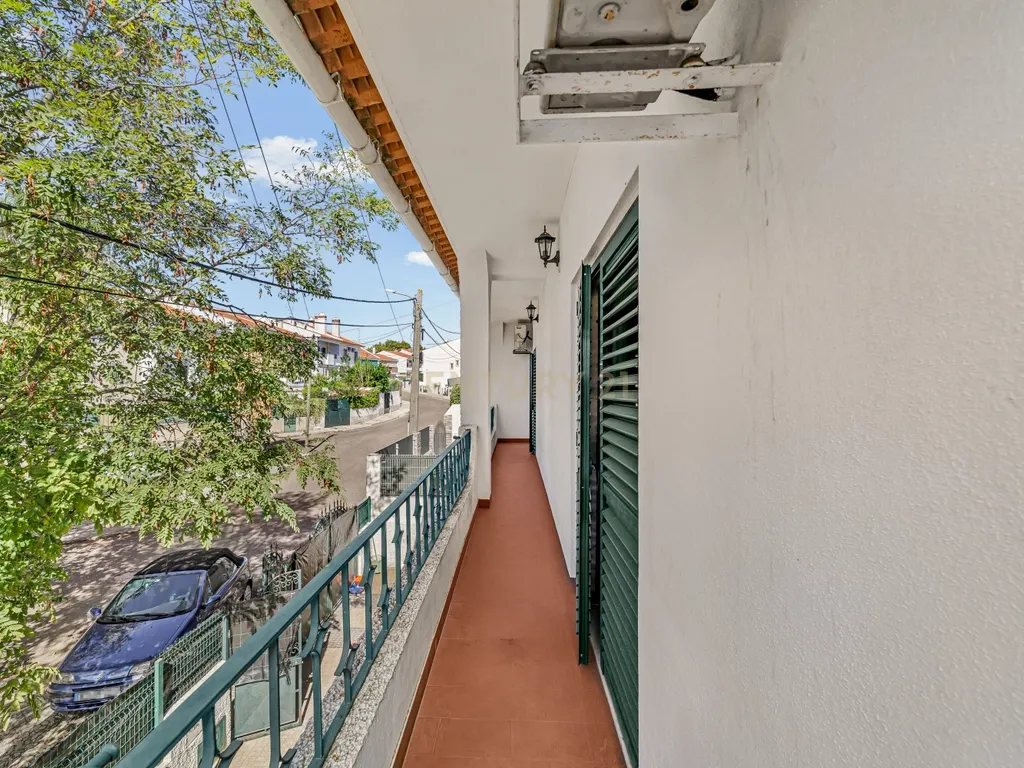 MORADIA T5 COM GARAGEM E PISCINA, 327 M² DE TERRENO PARA USUFRUIR - Image 48