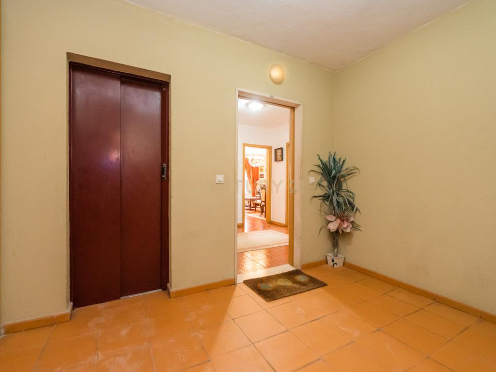 Apartamento T3 na Rua Inácio Duarte, Carnaxide e Queijas - Image 3