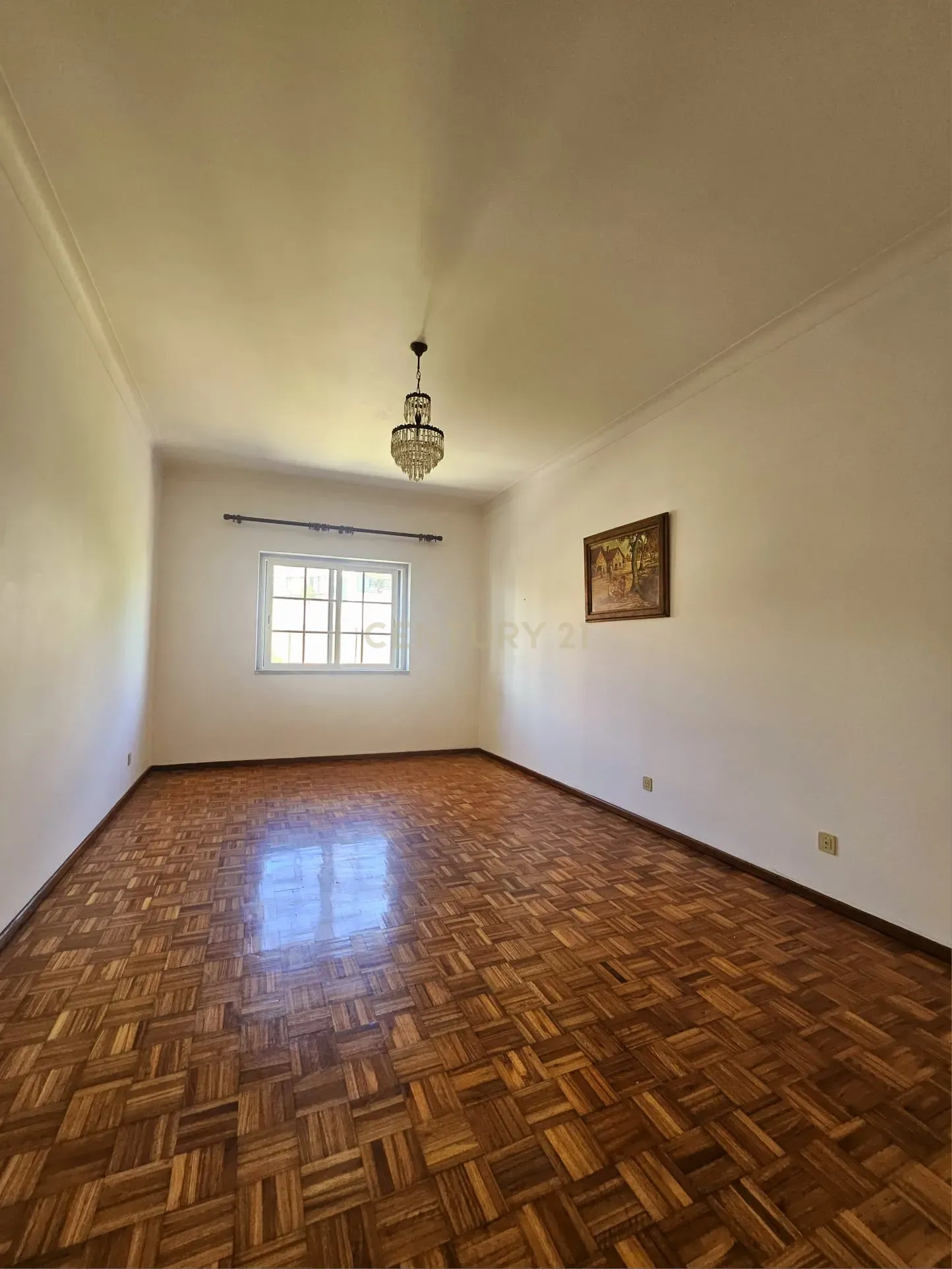 Moradia Unifamiliar T4 com Vista Desafogada e Grande Lote de Terreno na Quinta da Condessa - Image 38