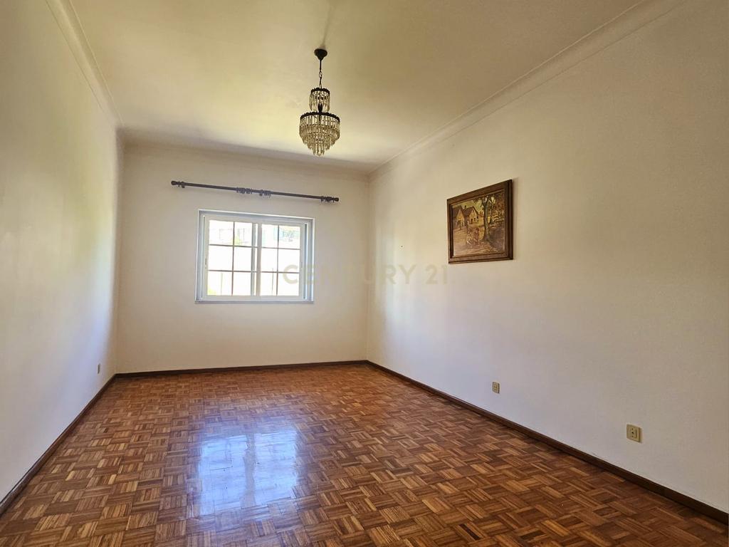 Moradia Unifamiliar T4 com Vista Desafogada e Grande Lote de Terreno na Quinta da Condessa - Image 38