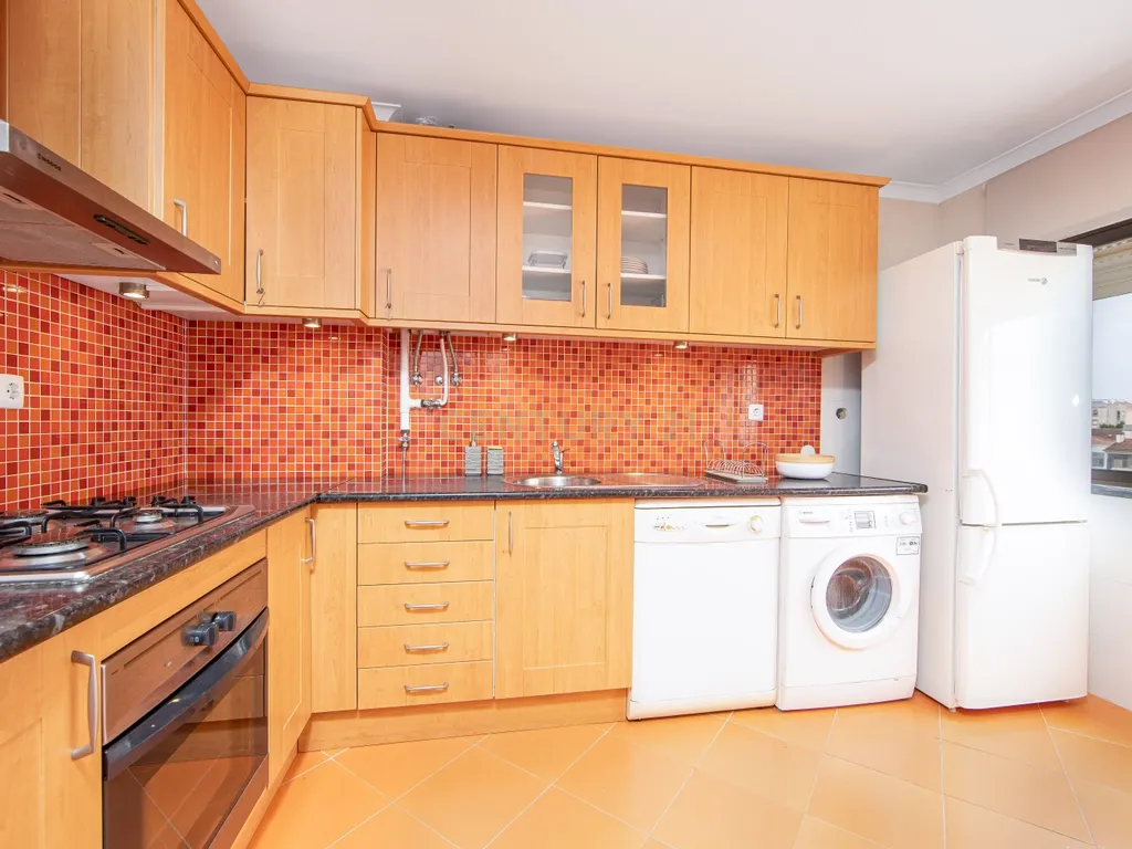 Apartamento T2 no Pinhal Novo com varanda e arrecadação - Image 3