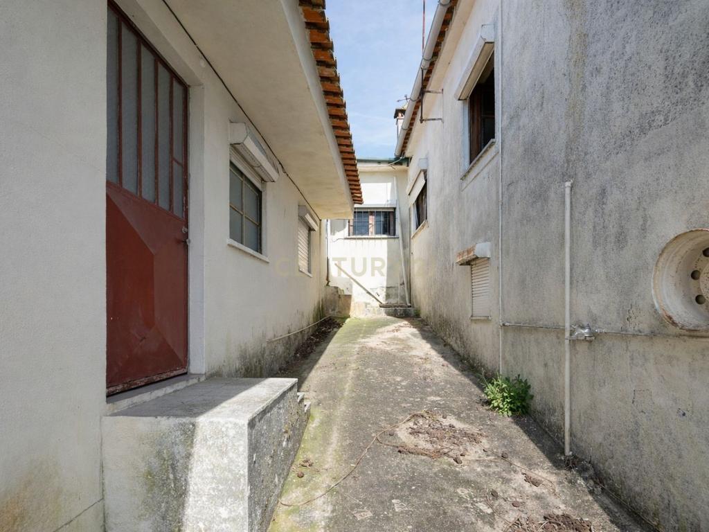 Excelente oportunidade de investimento no centro de São Martinho do Bispo, Coimbra. As referências C0289-01959 (moradia e terreno) e C0289-01957 (terreno) são vendidas em conjunto. - Image 50