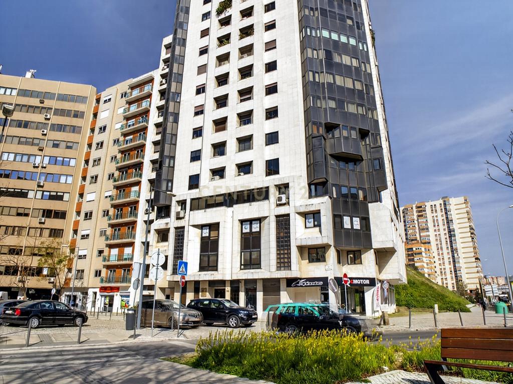 Apartamento T3 em Areeiro, com 1 lugar de garagem, Lisboa. - Image 2