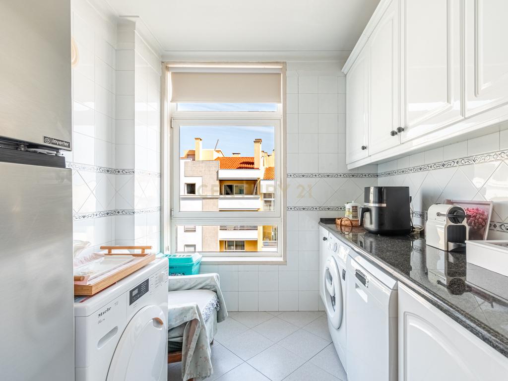 Penthouse T3 + Sótão (2 divisões) com Vista Mar, nos Jardins da Parede - Image 18