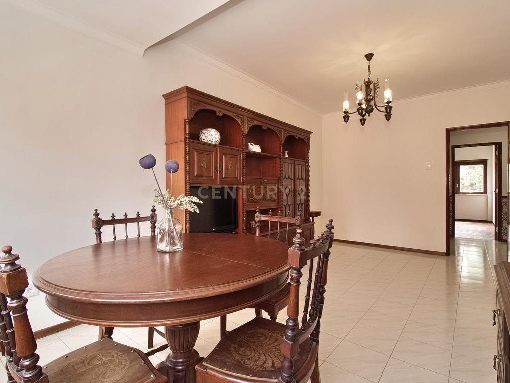 Apartamento T1 com Arrecadação, no Centro da Parede (Rebelva) - Image 2
