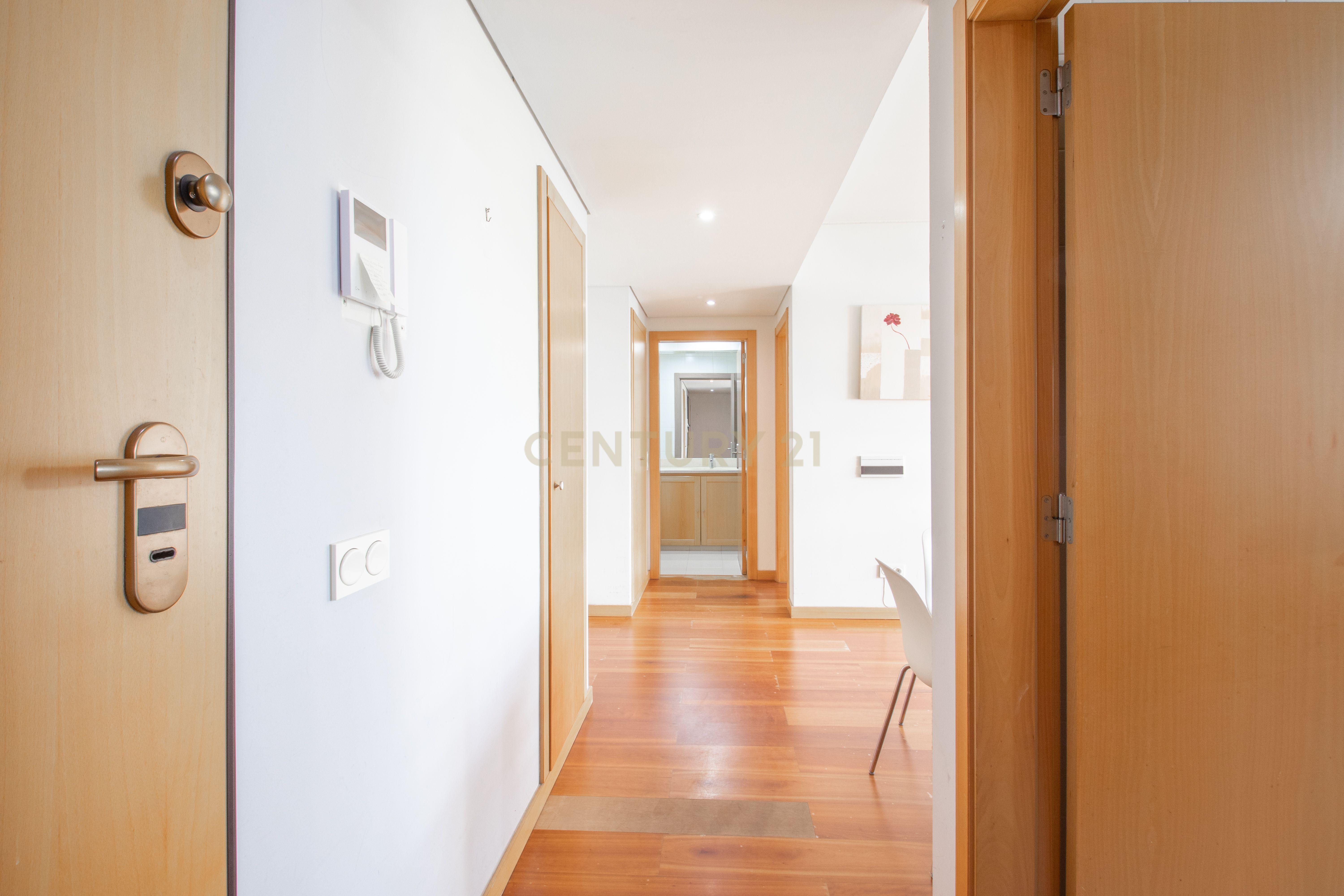 Fotografia 3 de Apartamento T1 com Garagem no Parque Nações