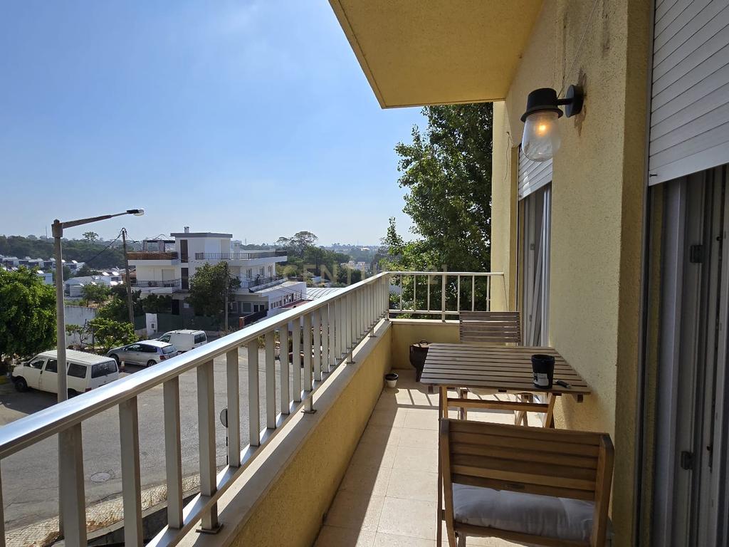 Apartamento T3 Totalmente Remodelado com Varanda e Arrecadação – Vistas Desafogadas - Image 9