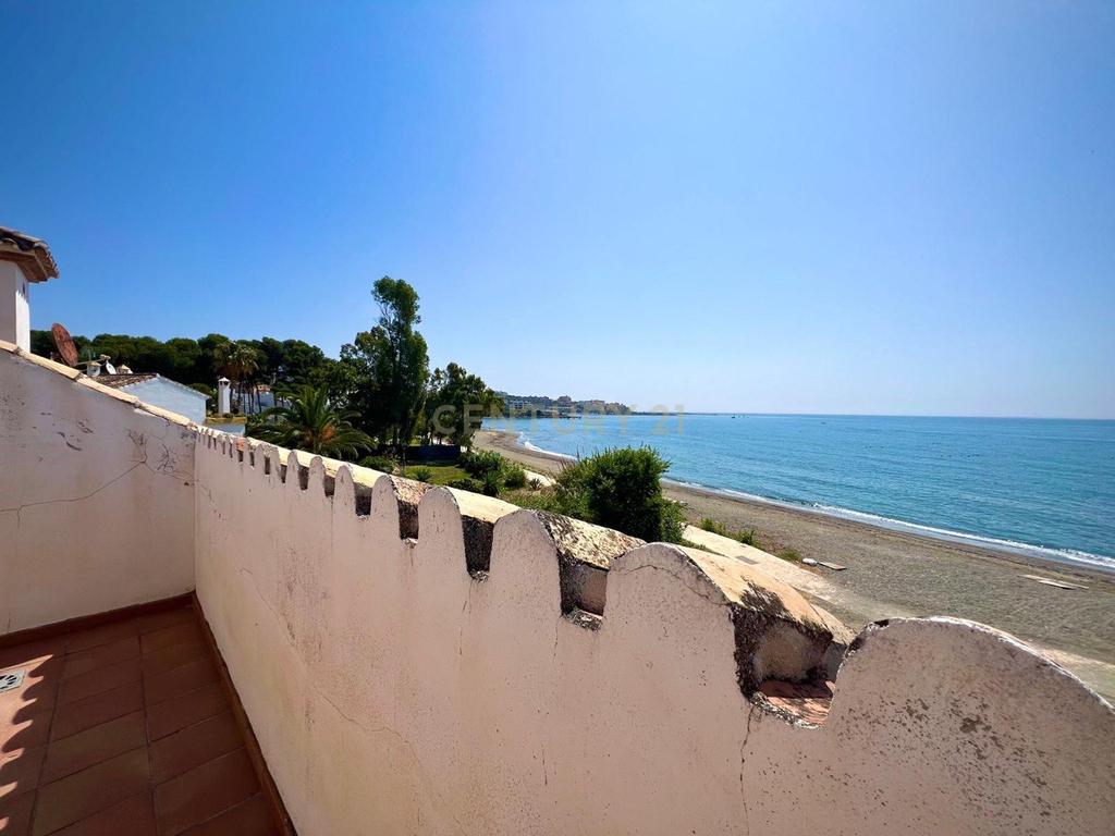 Casa con vistas al mar en primera línea – Urbanización Bahía de Estepona - Image 15