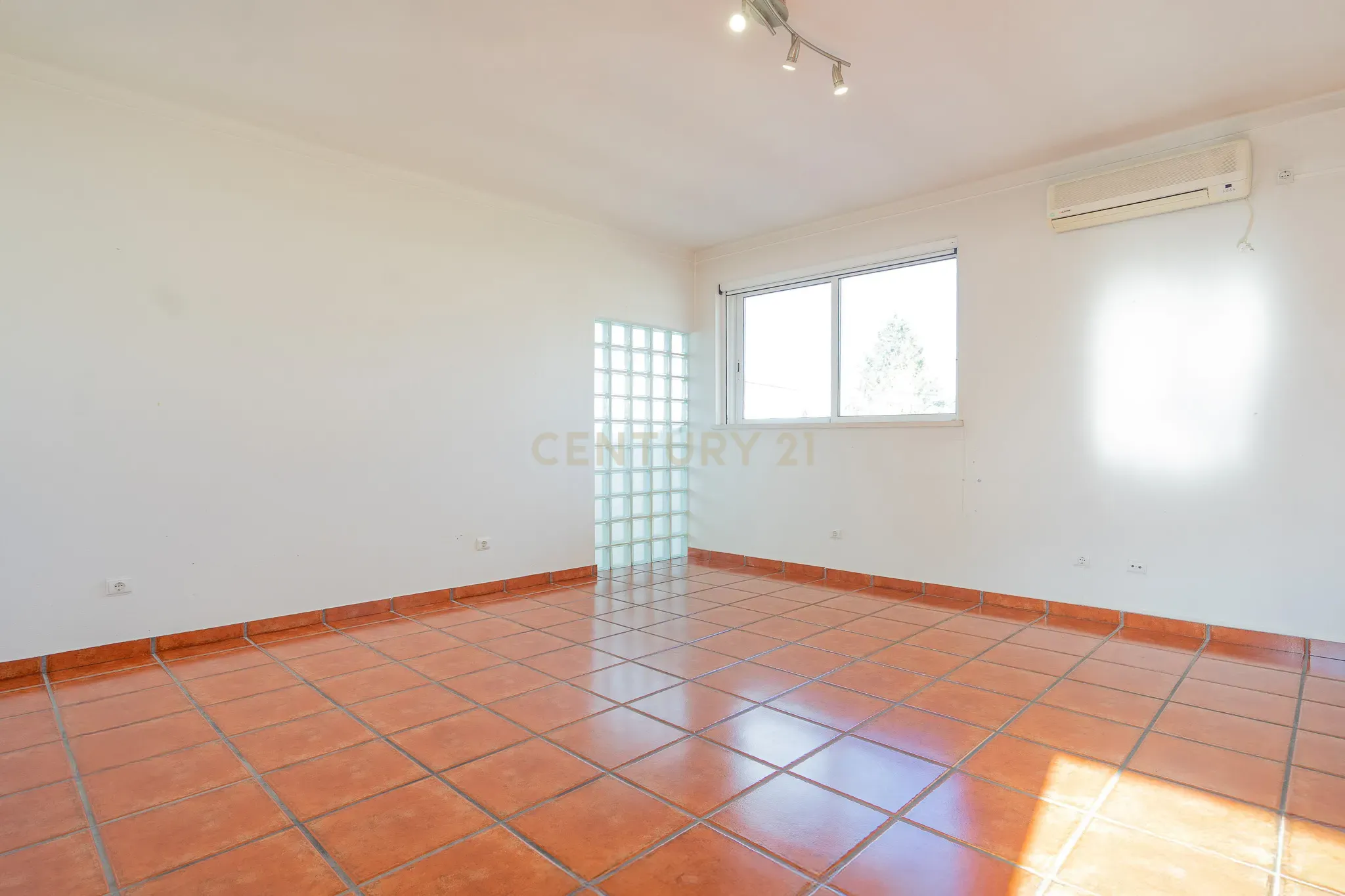 Moradia T5 com varanda coberta,terraço,piscina,jardim,poço,anexo e telheiro numa localização privilegada no centro de Lousã - Image 47