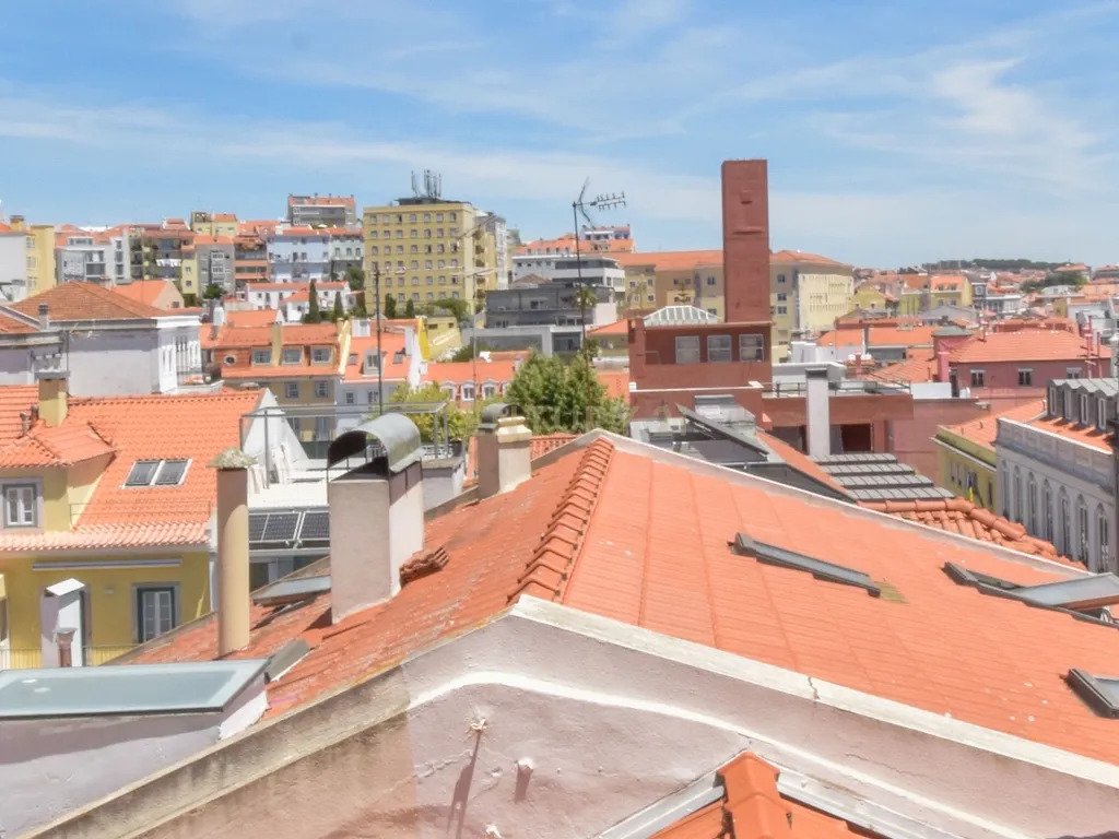 Apartamento com mezzanine e potencial de reconversão na Estrela - Image 14