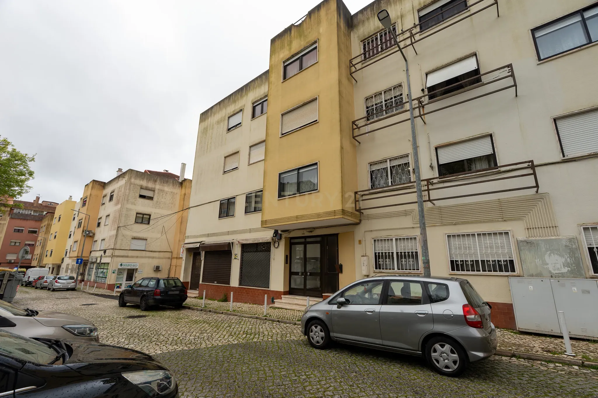 Apartamento T3 com garagem para 2 viaturas Monte Abraão - Image 1