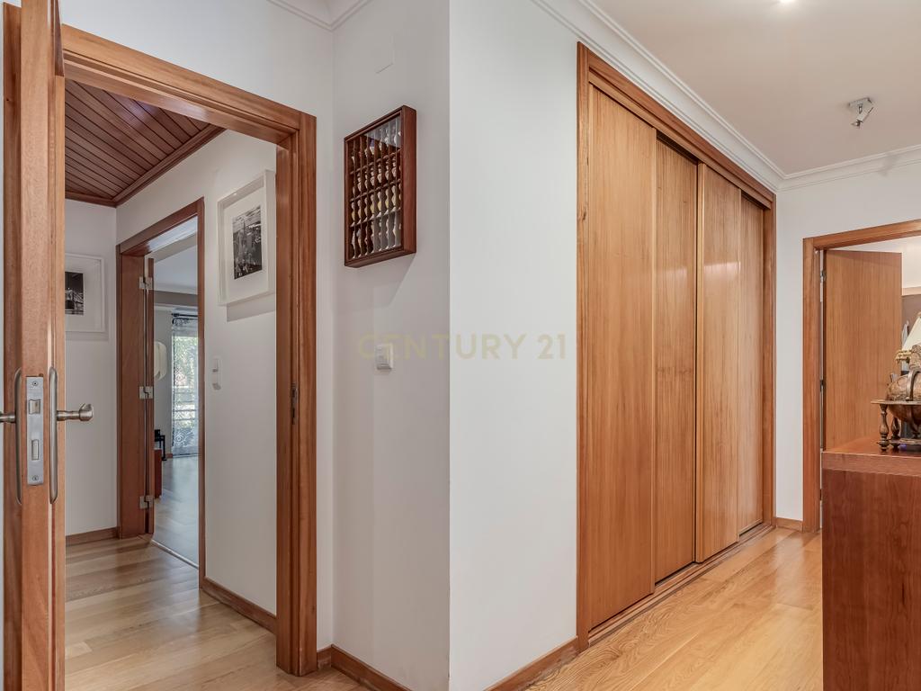 Apartamento T4 em Alfragide com Vista e Excelentes Acabamentos - Image 13