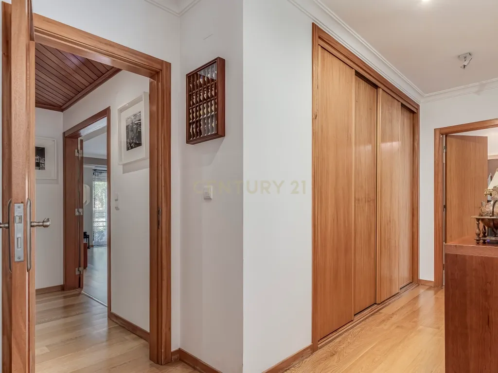 Apartamento T4 em Alfragide com Vista e Excelentes Acabamentos - Image 13