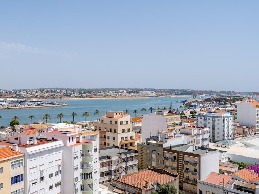 Apartamento T2 com vista rio, a 2 minutos da zona ribeirinha, em Portimão - Image 1
