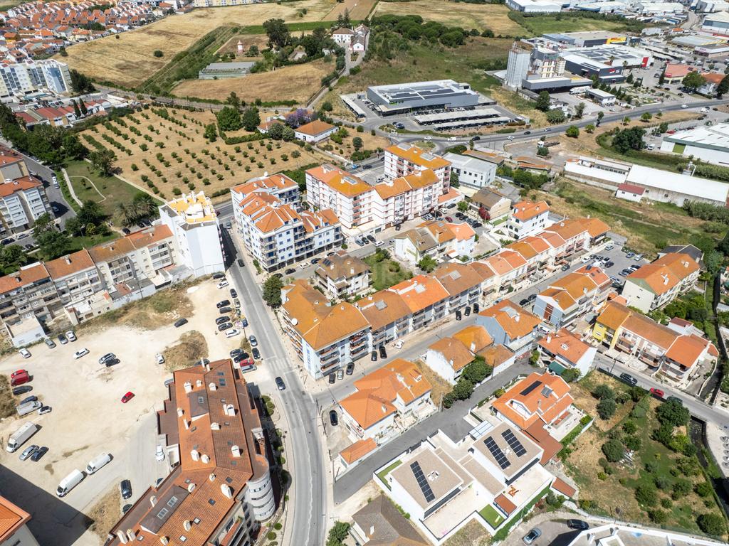 Excelente Moradia T7 no Carregado Inserida num generoso lote de 1.060m². - Image 19