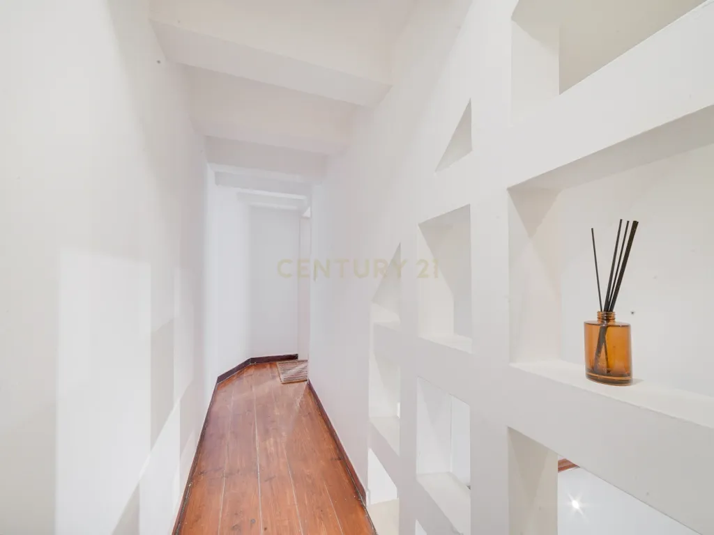 Apartamento T2 Triplex* em Santos-o-Velho – Janelas Verdes | Estrela - Image 12