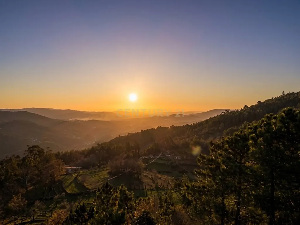Magnífica Moradia Térrea em Pedra com Piscina e campo futebol no Gerês - Image 2