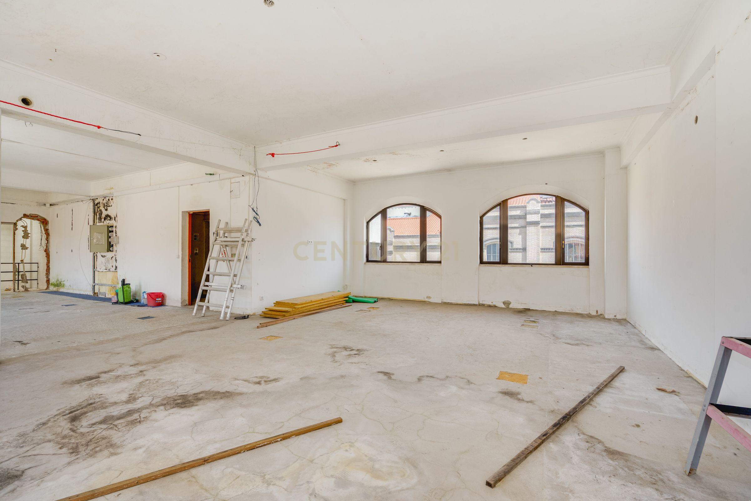 Fotografia 6 de Prédio de Serviços em Alcântara – Projeto Aprovado para Aparthotel com 15 Unidades | Próximo ao LX Factory e Allo | Alcântara Lisbon Offices