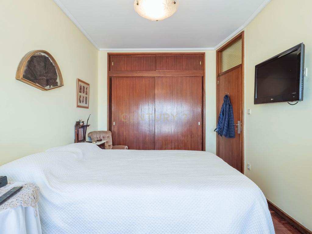 Apartamento T4 com Elevador e Vistas Deslumbrantes em Matosinhos Sul - Image 4