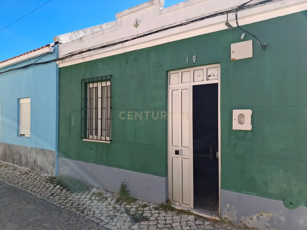 Moradia para Recuperação no Montijo com Jardim e Garagem - Image 1