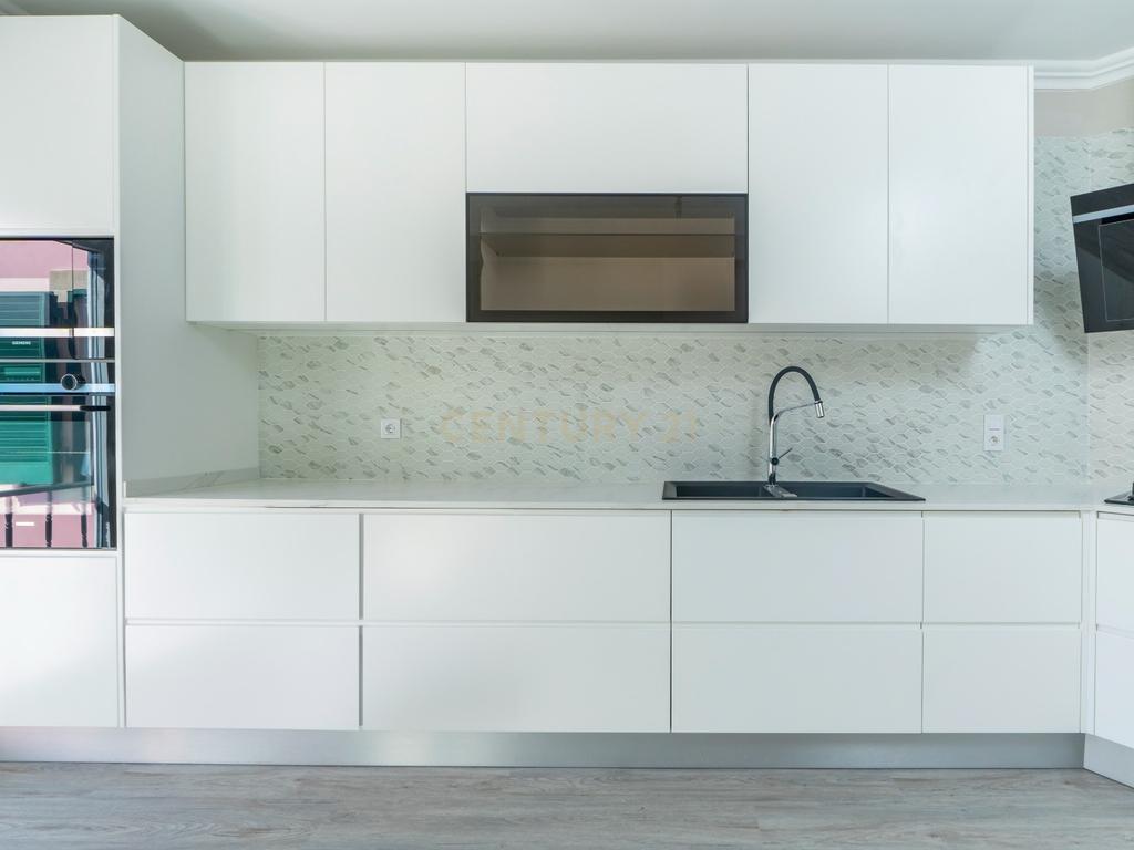 Apartamento Remodelado com Vista Mar na Ericeira, lugar de parqueamento - Image 6