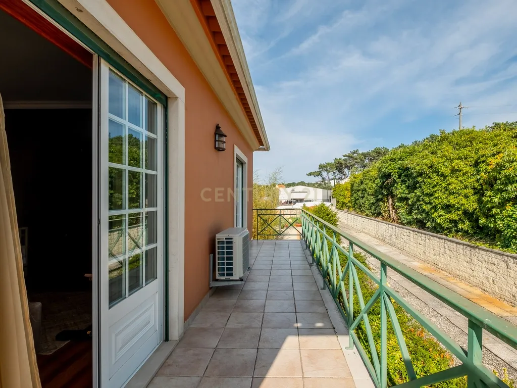 Elegante Moradia T4 com Piscina e Jardim em Mafra: Um Equilíbrio Perfeito entre Campo e Praia - Image 32