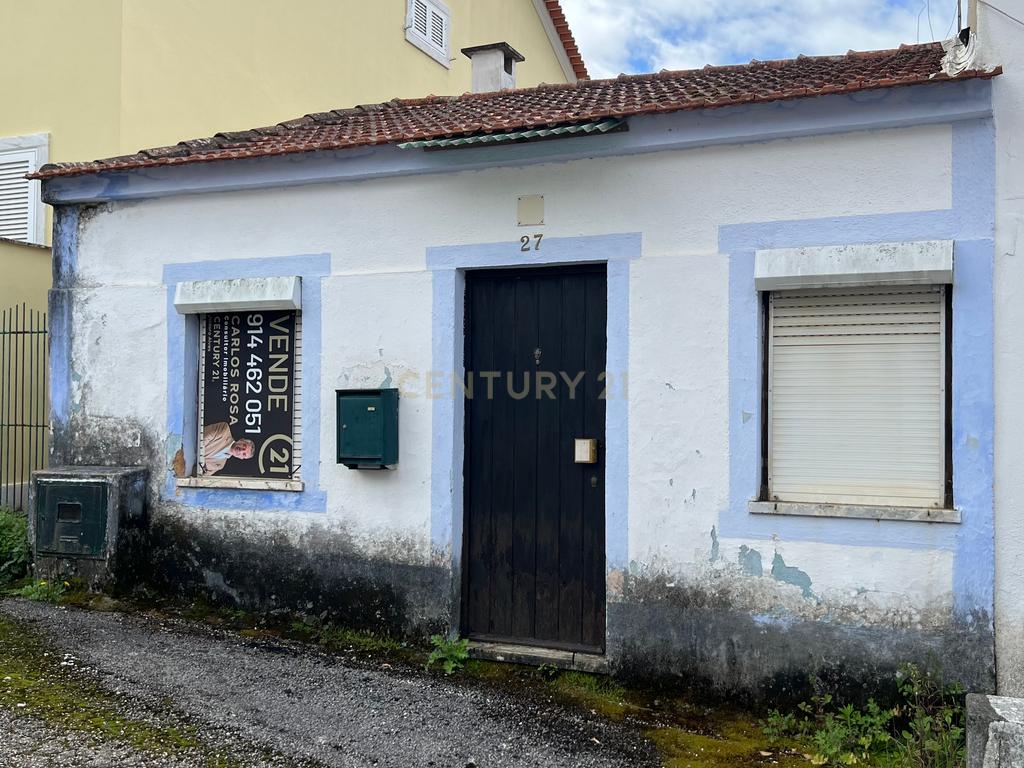 Moradia para remodelar a 1 km da encantadora Ilha do Lombo – Tomar - Image 1
