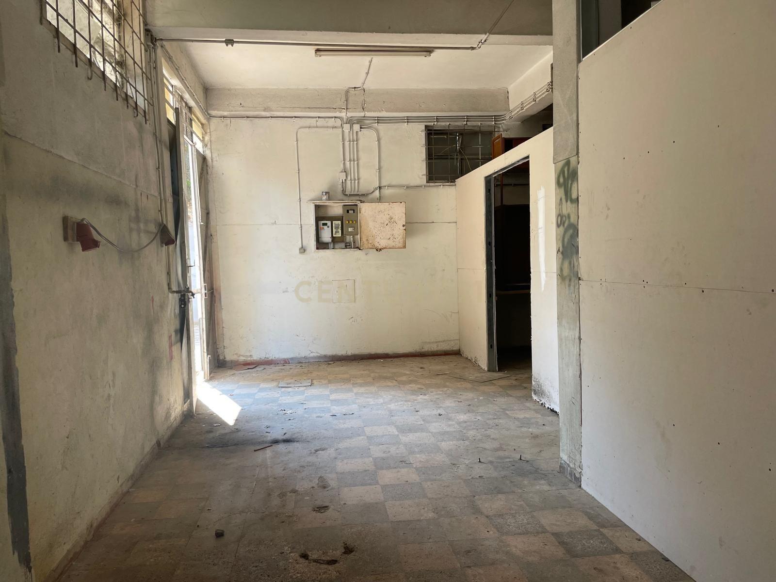 Fotografia 8 de ATENÇÃO INVESTIDORES! Armazém em Monte Abraão, Sintra muito bem localizado junto à Estação CF