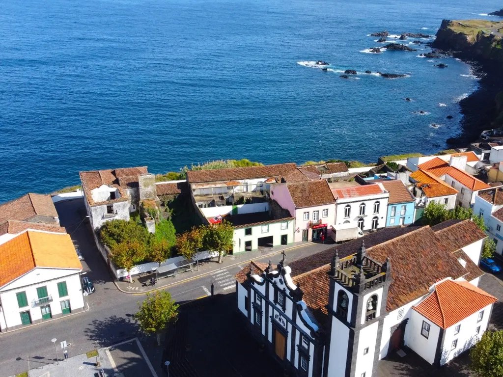 Moradia Histórica para Reabilitação | Primeira Linha de Mar | Fenais da Luz - Image 2