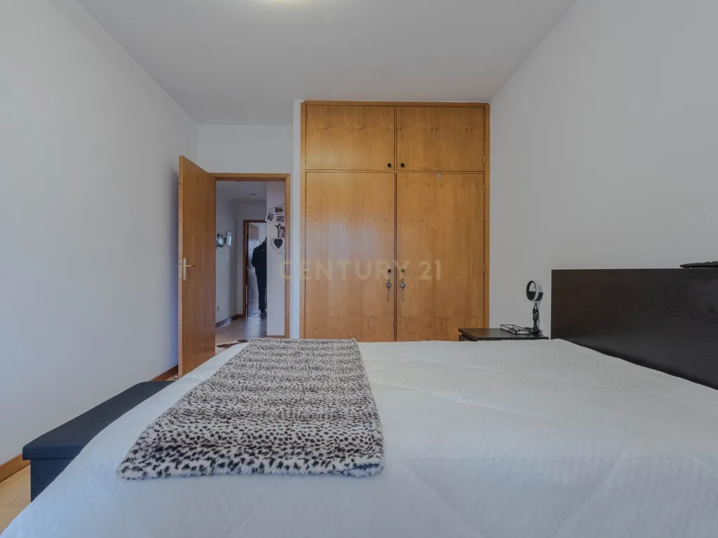 Fantástico Apartamento T2 com Lareira, Varanda e Lugar de Garagem | Fânzeres – Gondomar - Image 15