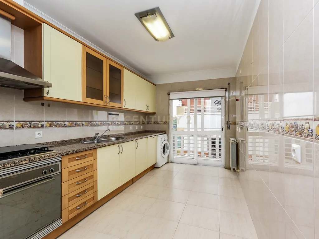 Apartamento T2 C/Elevador em Belas - Image 1