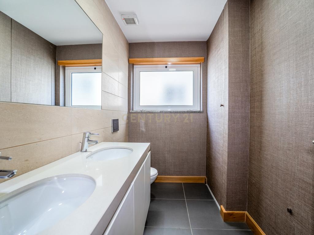 Apartamento T4 Premium com Terraço na Avenida da Independência - Image 52
