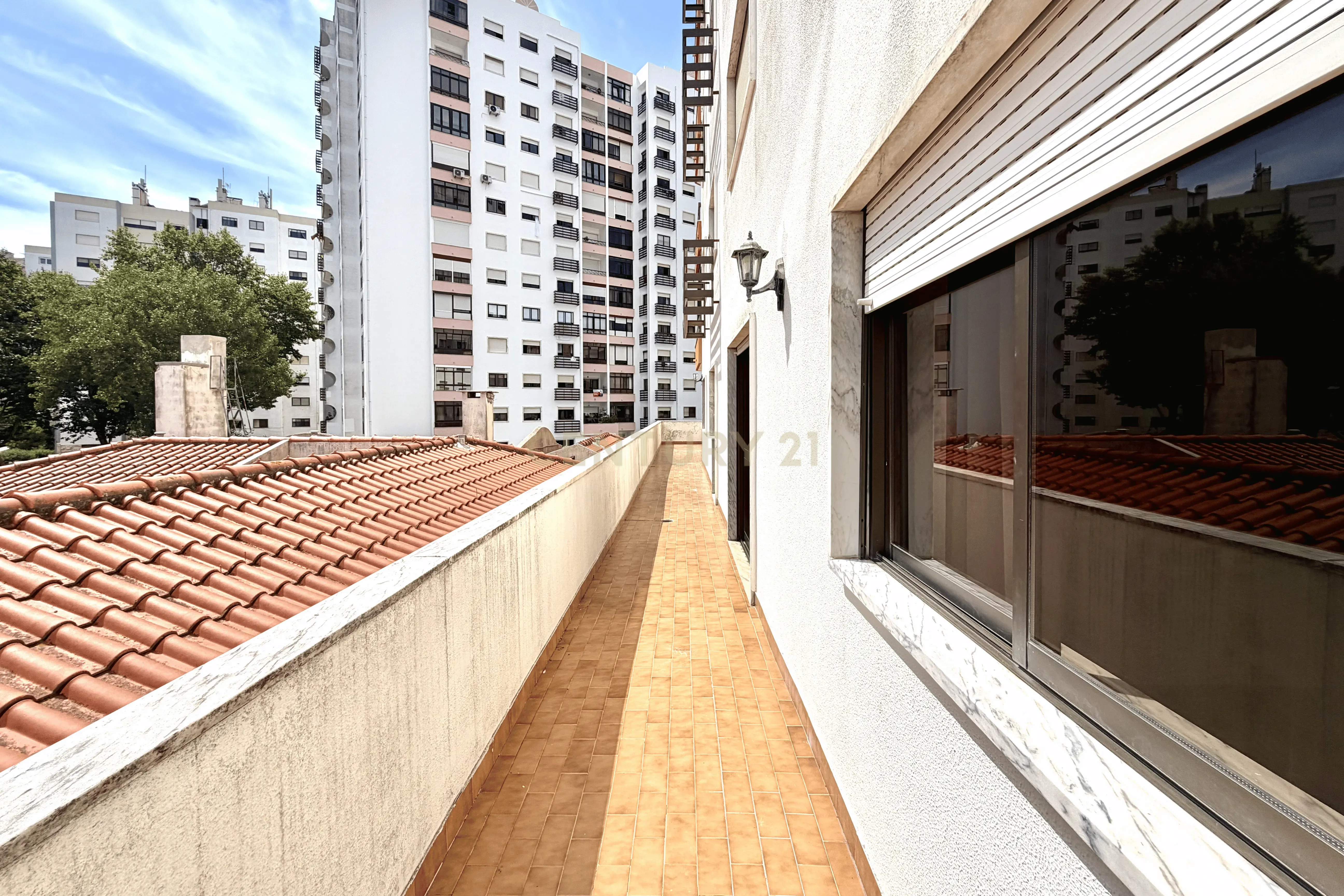 Fotografia 5 de Apartamento T4 com Terraço e Garagem, Massamá