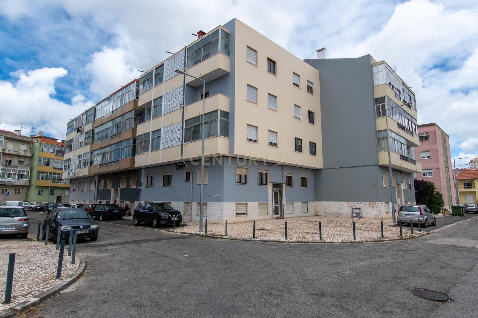 Apartamento T2/cave em Sintra: Conforto e Acessibilidade  - Image 1