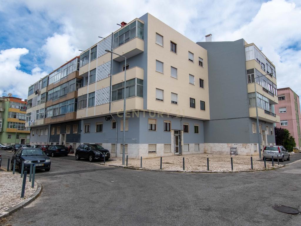Apartamento T2/cave em Sintra: Conforto e Acessibilidade  - Image 1