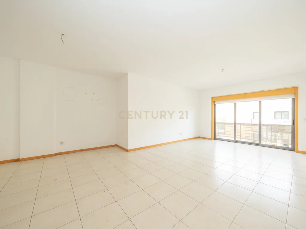 Apartamento T3 com Duas Varandas, Garagem Box e Lugar de estacionamento na Vila Serena, Pinhal Novo - Image 4