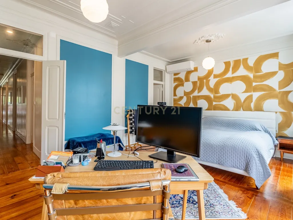 Apartamento T4 Renovado em Santo António, Lisboa — Onde a elegância se sente em cada detalhe - Image 5