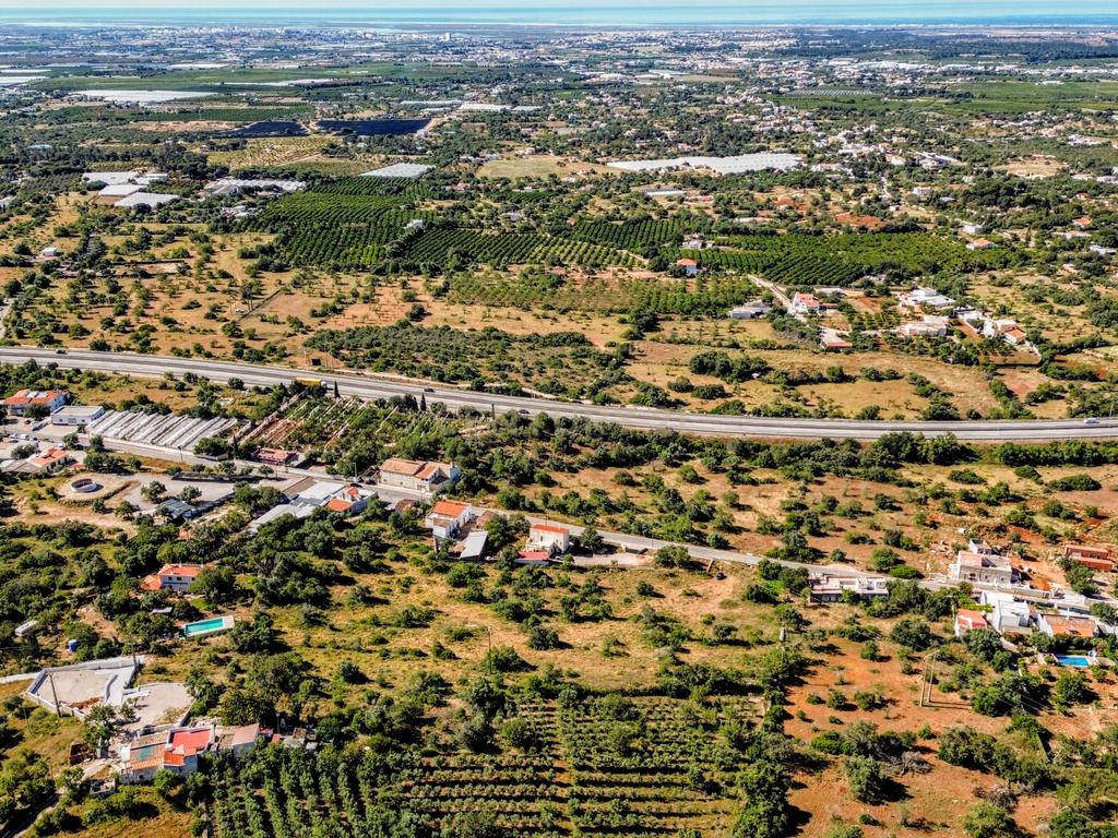 Terreno Rústico em Faro com Vista Panorâmica e Acesso Fácil - Image 3