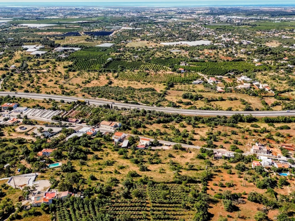 Terreno Rústico em Faro com Vista Panorâmica e Acesso Fácil - Image 3