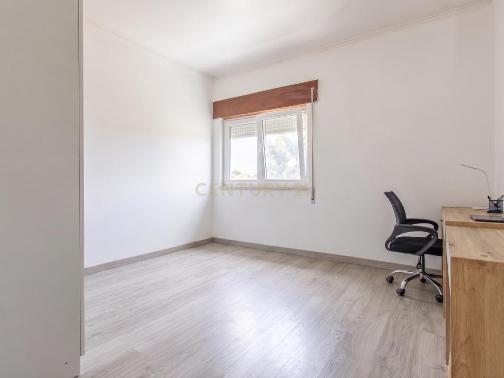 Excelente Apartamento de 4 Assoalhadas com Terraço e Sótão Independente na Quinta do Conde. - Image 18