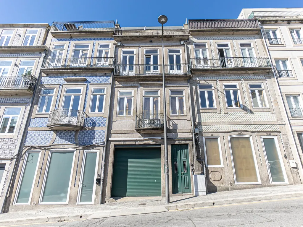 Apartamento T1 com Estacionamento e Varanda nas Fontainhas, Porto - Image 3