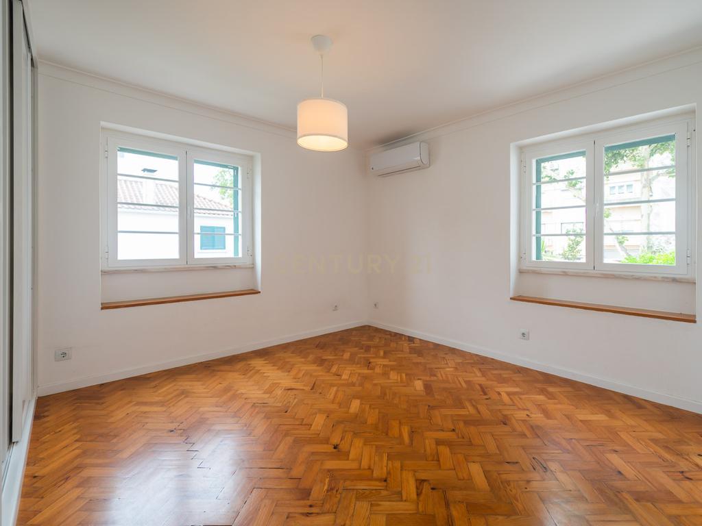 Moradia T3 + 1 Renovada com Jardim e Piscina em Penha de França, Lisboa - Image 61