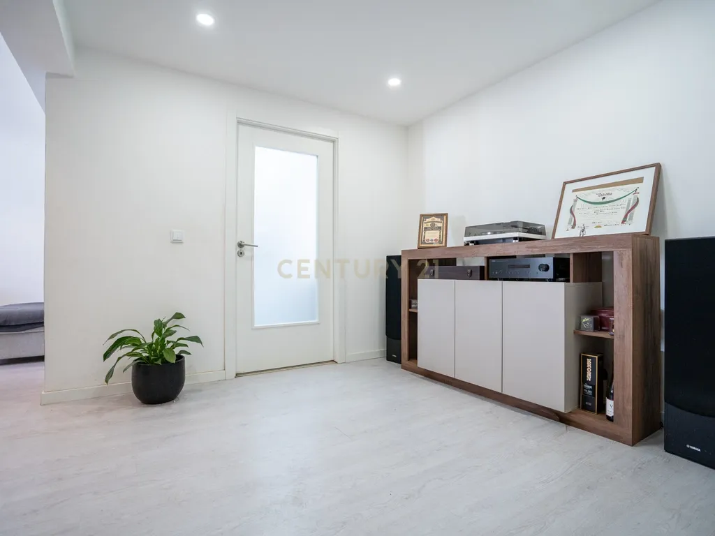 Fantástico Apartamento T2 Transformado em T3 na Parede – Próximo da Praia com estacionamento - Image 21