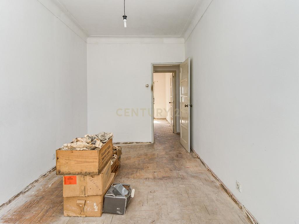 Apartamento T2 em Remodelação - Portela de Sintra - Image 3