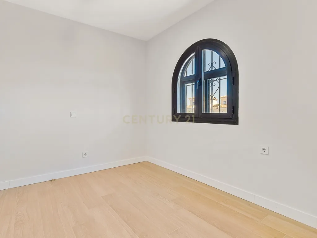 PENTHOUSE TOTALMENTE REMODELADA E PRONTA A ESTREAR COM VISTAS PANORÂMICAS PARA O MAR, DUAS VARANDAS E PISCINA EM MIJAS COSTA - Image 13
